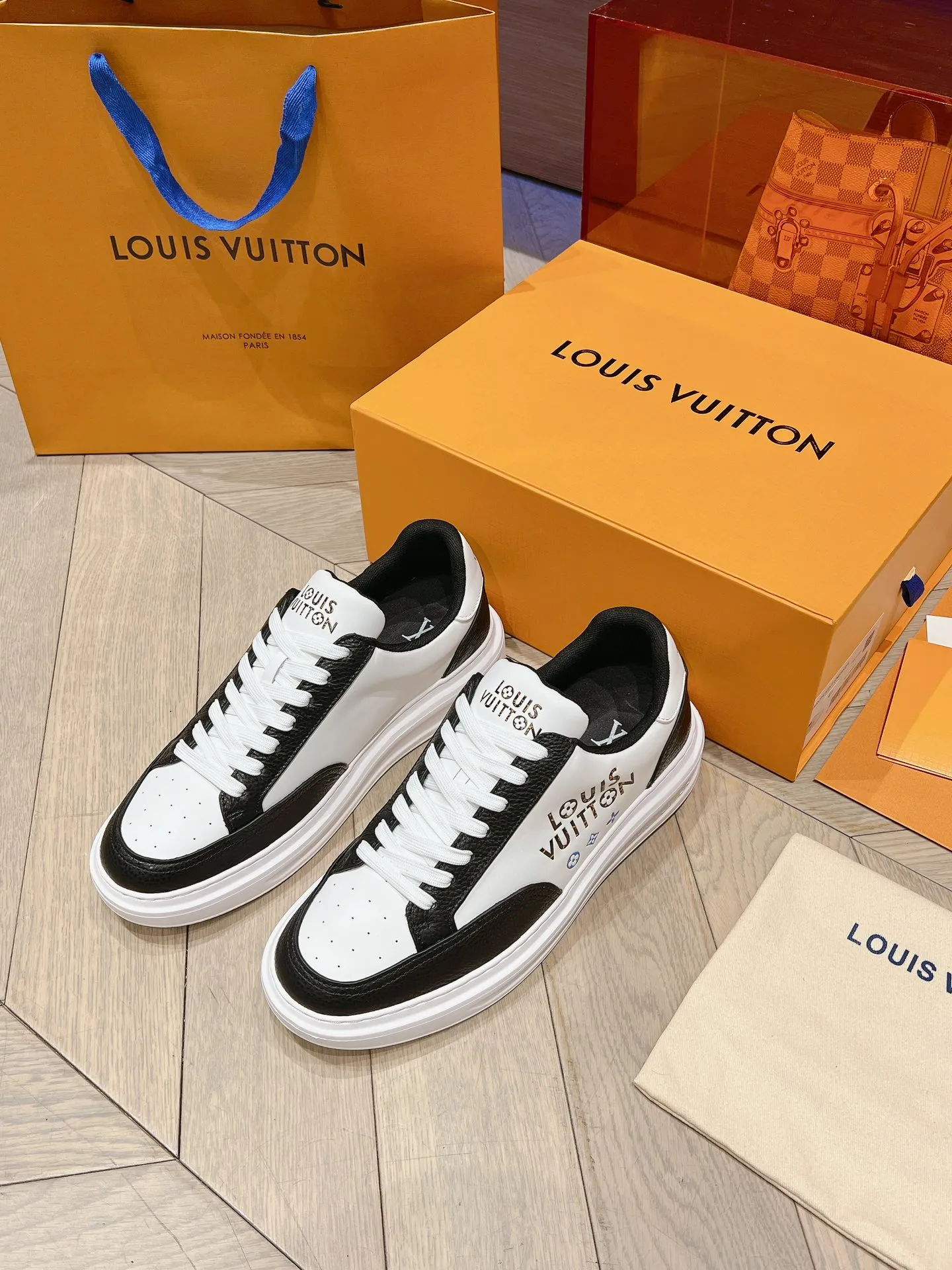 👟👟Ex-factory price 680👟👟 LV 2024 new height-increasing white shoes, color matching and leather craftsmanship, 3D logo embossing technology on the heel to increase the three-dimensional effect, pebbled cowhide, PU foam outsole! Super lightweight! Your feet won’t get tired from walking.  Code number: 37-45